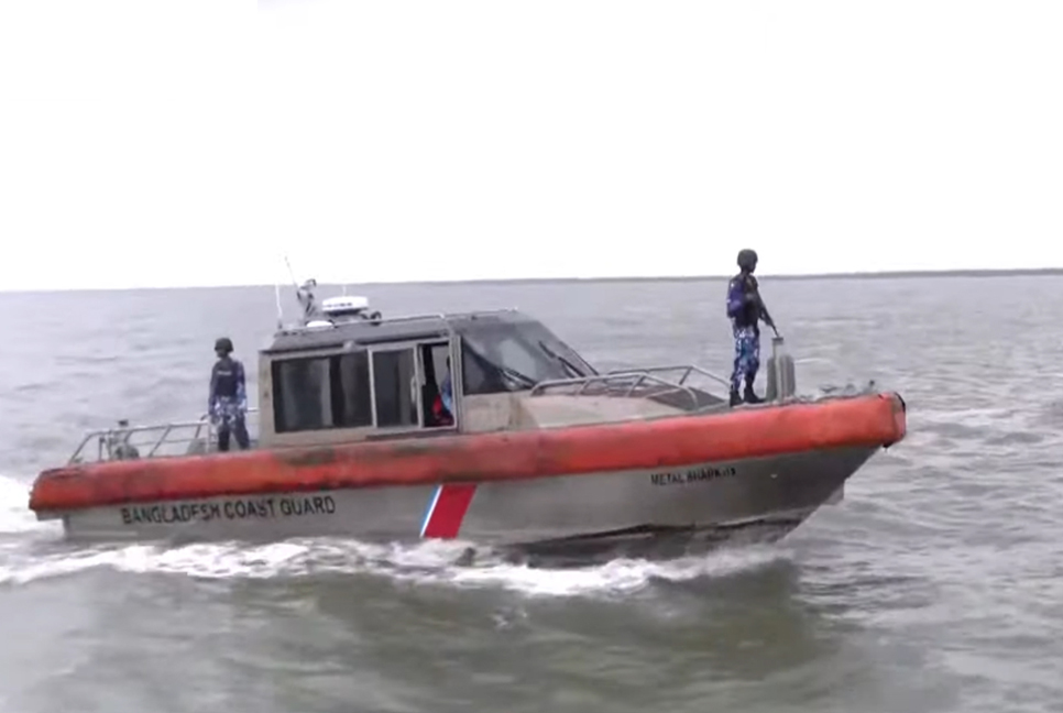 নাফ নদীর জলসীমায় কোনো ধরনের হুমকি নেই : কোস্টগার্ড মহাপরিচালক 

