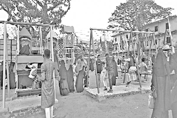 আনন্দে মাতোয়ারা শিশুরা