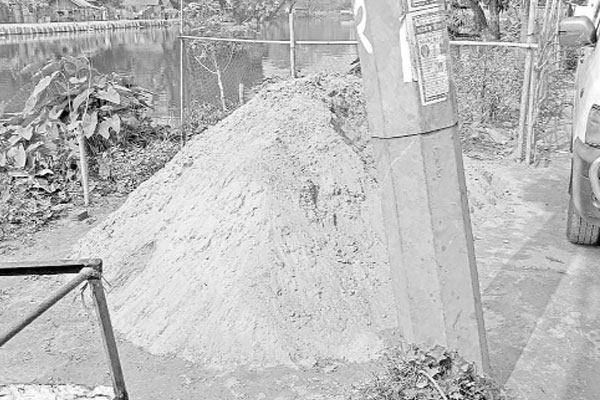নদীর পাড় দখল করে ইট বালুর ব্যবসা