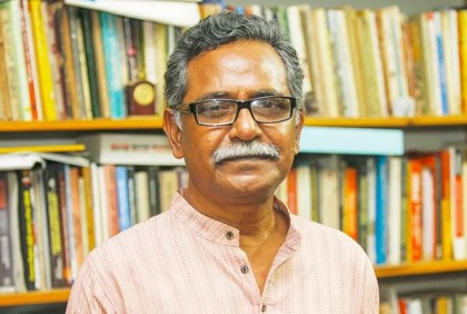 ট্রেন থেকে নামার সময় পিছলে পড়ে আনু মুহাম্মদের দুই পা ক্ষতিগ্রস্ত

