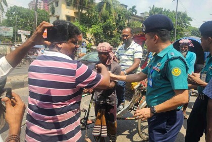 পথচারী ও রিকশাচালকদের মাঝে পানি ও ওরস্যালাইন বিতরণ করল মতিঝিল থানা পুলিশ