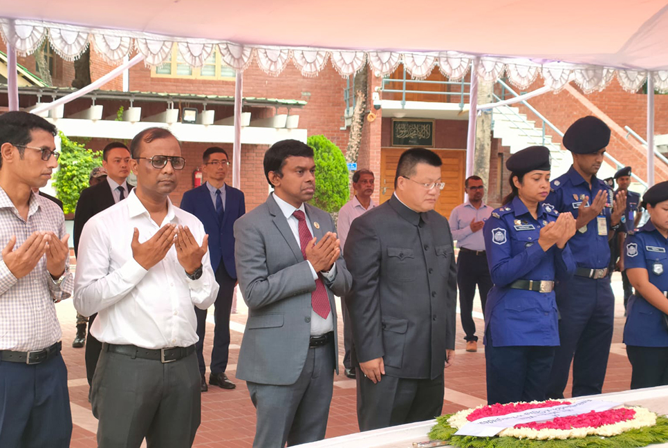 বঙ্গবন্ধুর সমাধিতে চীনা রাষ্ট্রদূতের শ্রদ্ধা