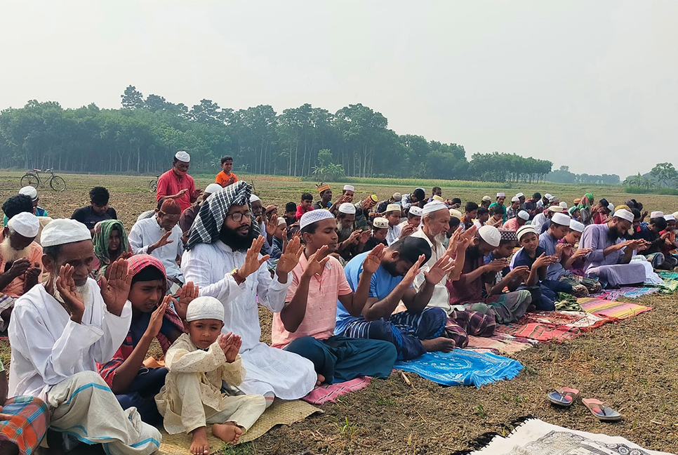 কুষ্টিয়ায় বৃষ্টির জন্য নামাজ আদায়

