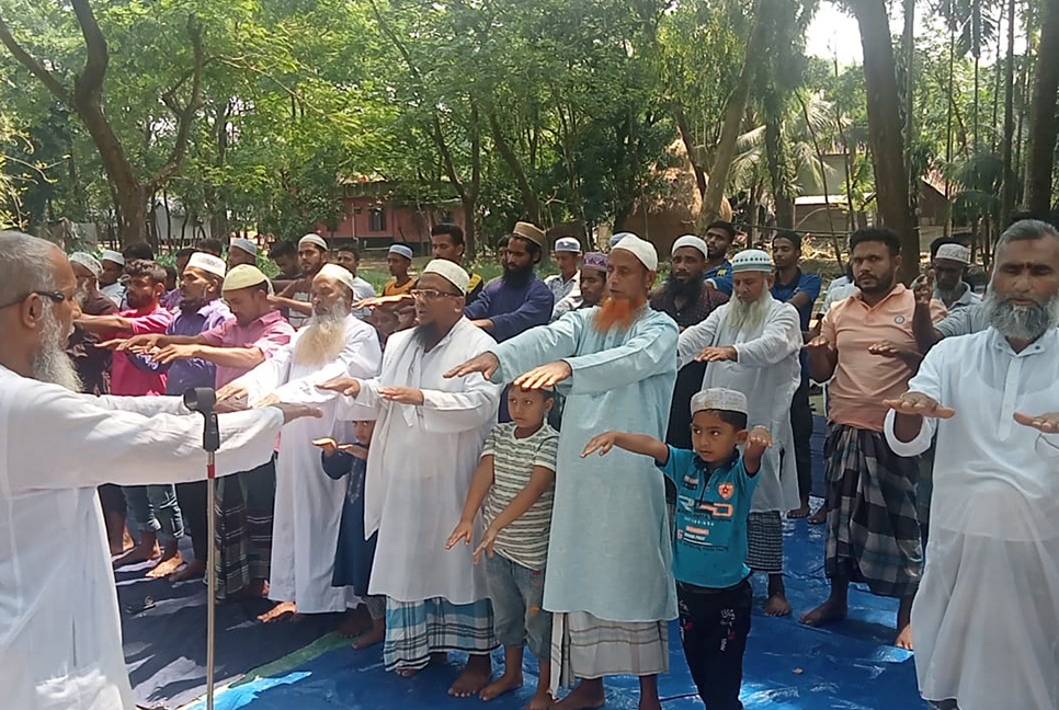 ঝালকাঠিতে বৃষ্টির জন্য নামাজ আদায়