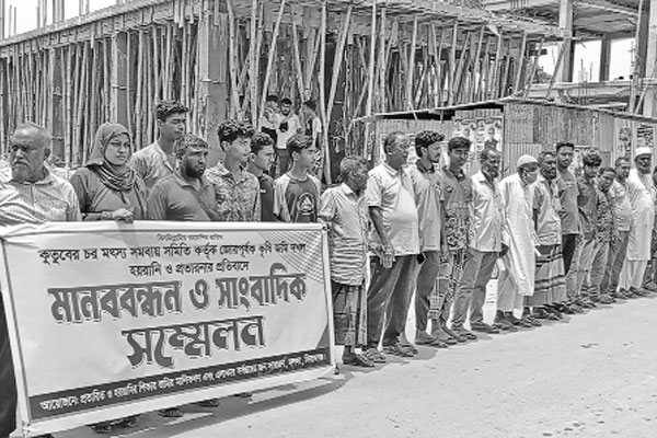 ফসলি জমি দখল করে মাছের আড়ত