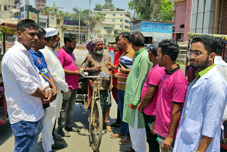 শ্রমজীবী মানুষের মাঝে 
খাবার স্যালাইন ও বিশুদ্ধ পানি বিতরণ