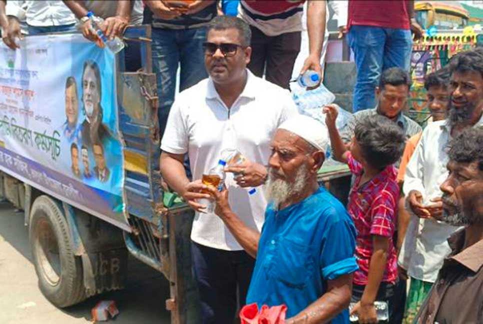 ভালুকায় যুবলীগের উদ্যােগে পানি ও খাবার সেলাইন বিতরণ 