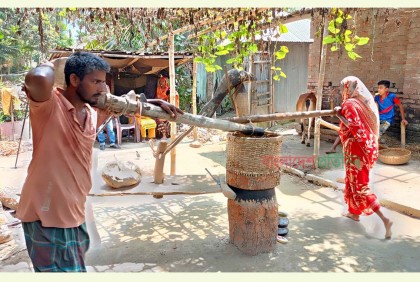 মা-ছেলের ঘানিতে ফোঁটায় ফোঁটায় ঝড়ছে তেল