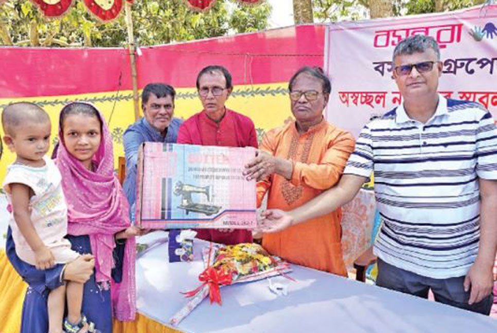 নাটোরে আরও ২০ নারীকে সেলাই মেশিন