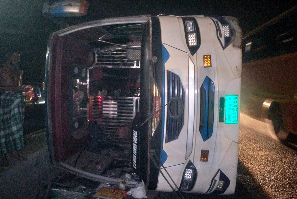 বগুড়ায় যাত্রীবাহী বাস উল্টে দুই যাত্রী নিহত 