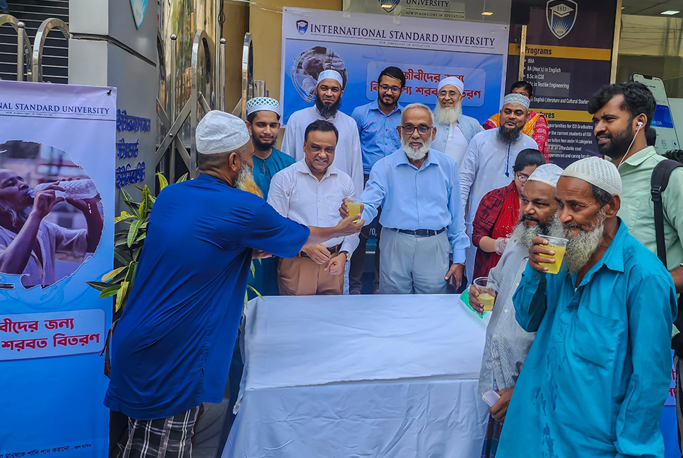 আইএসইউ’র উদ্যোগে শ্রমজীবীদের মাঝে শরবত ও বিশুদ্ধ পানি বিতরণ
