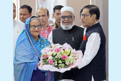 দেশে ফিরলেন প্রধানমন্ত্রী