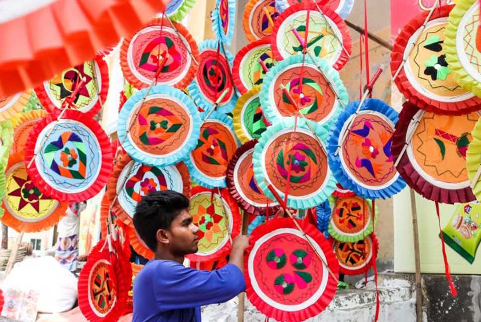গরমে কদর বেড়েছে হাতপাখার