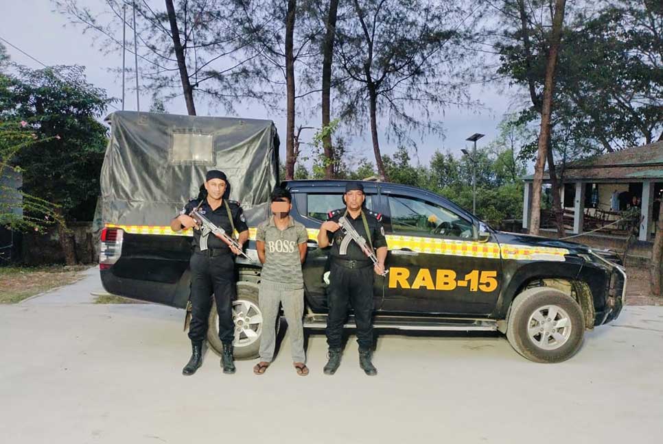 টেকনাফে হত্যা মামলার আসামি আরসা সন্ত্রাসী গ্রেফতার 