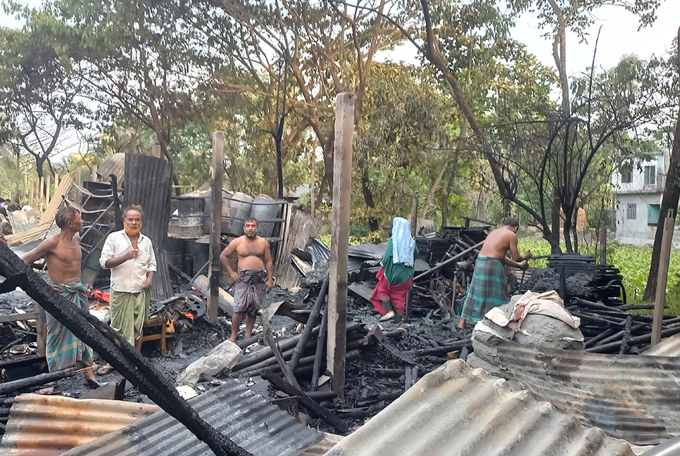 চাঁদপুরে আগুনে পুড়েছে ১২ ব্যবসাপ্রতিষ্ঠান