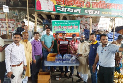 শ্রীপুরে খাবার স্যালাইন ও পানি বিতরণ
