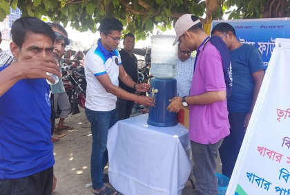 নাটোরে পথিকের জন্যে স্যালাইন পানি ও শরবত