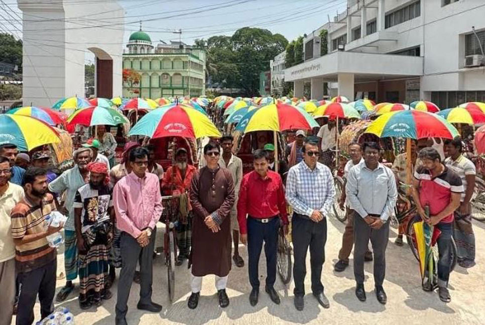তীব্র তাপদাহ থেকে সুরক্ষায় রিকশাচালকদের মাঝে ছাতা বিতরণ