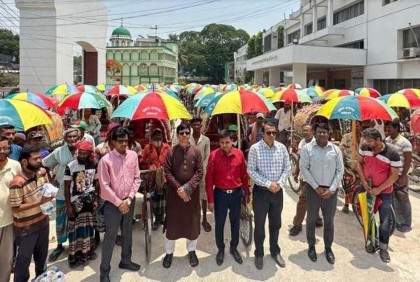 তীব্র তাপদাহ থেকে সুরক্ষায় রিকশাচালকদের মাঝে ছাতা বিতরণ