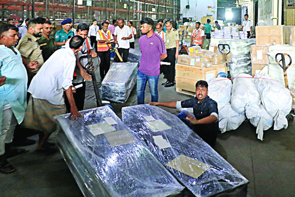 নৌকার পাটাতনে ভয়ংকর যাত্রায় হলো সর্বনাশ