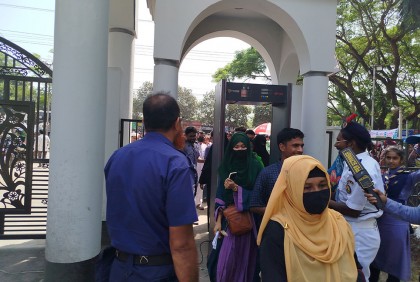 ইবি কেন্দ্রে প্রবেশ করছে ভর্তিচ্ছু পরীক্ষার্থীরা

