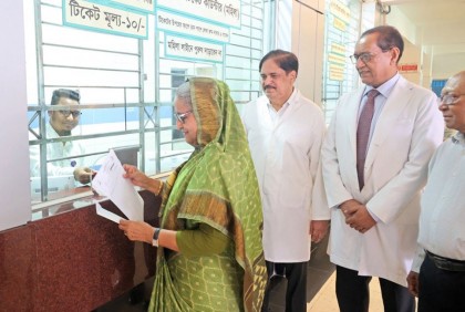 ১০ টাকায় টিকিট কেটে চোখ পরীক্ষা করালেন প্রধানমন্ত্রী