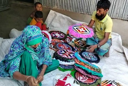 হাতপাখা তৈরি করে স্বাবলম্বী লস্করা গ্রাম 