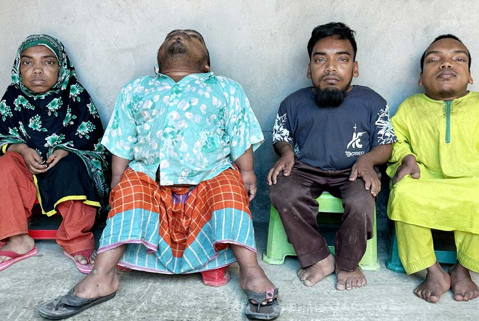 একই পরিবারে ৪ ভাই-বোন প্রতিবন্ধী, কষ্টে কাটছে দিন