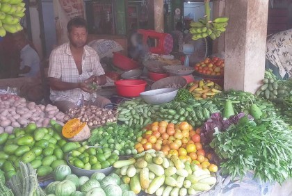 দাবদাহে ঝিনাইদহে সবজির বাজার ঊর্ধ্বমুখী