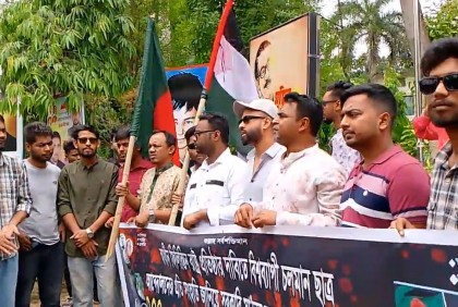 ফিলিস্তিনের সমর্থনে টাঙ্গাইলে কলেজে ছাত্রলীগের পতাকা উত্তোলন