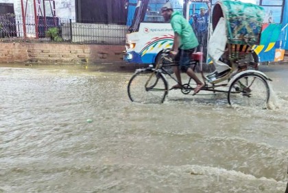 চট্টগ্রামে সামান্য বৃষ্টিতেই জলজট