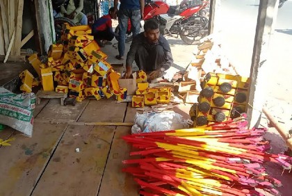 ঐতিহ্য হারাচ্ছে কাঠের খেলনা