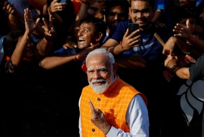 আহমেদাবাদে ভোট দিলেন মোদি