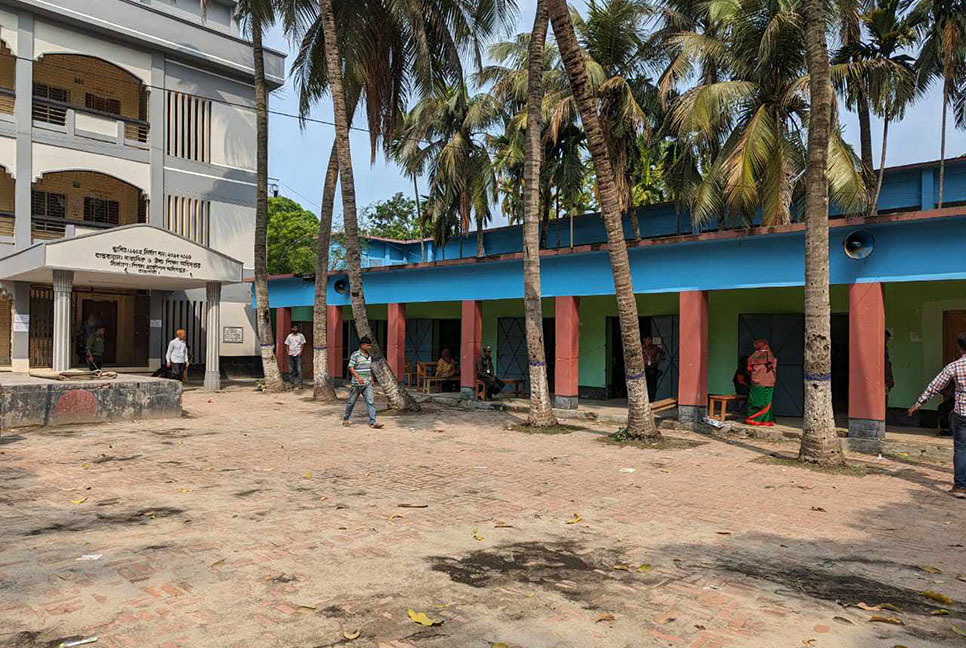 গোদাগাড়ী ও তানোর উপজেলায় ভোটকেন্দ্র ফাঁকা