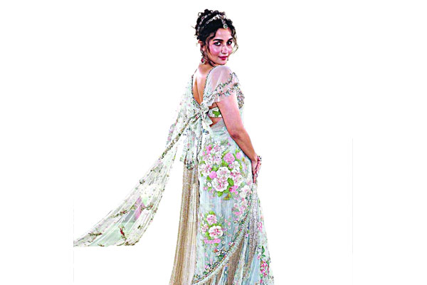 নজর কাড়লেন আলিয়া