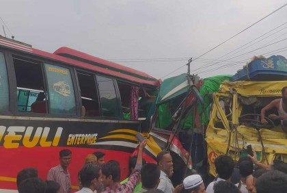 গাইবান্ধায় বাস-ট্রাক মুখোমুখী সংঘর্ষে আহত ১০