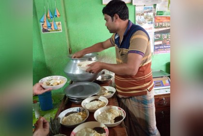 ঐতিহ্যের দই-চিড়ার ব্যবসা ধরে রেখেছেন আমজাদ