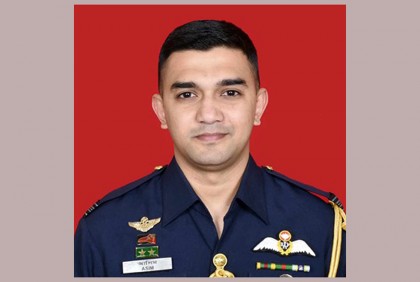 আগুন ধরলে বিমানটিকে সরিয়ে নদীতে নিয়ে যান দুই বৈমানিক

