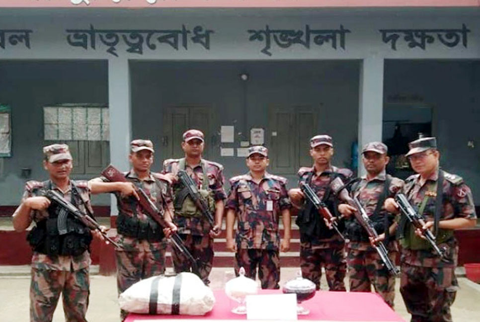 বিরামপুর সীমান্তে সাপের বিষ উদ্ধার