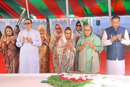 টুঙ্গিপাড়ায় বঙ্গবন্ধুর সমাধিতে প্রধানমন্ত্রীর শ্রদ্ধা 