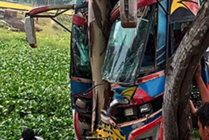 নিয়ন্ত্রণ হারিয়ে গাছের সাথে বাসের ধাক্কা, আহত ২৫