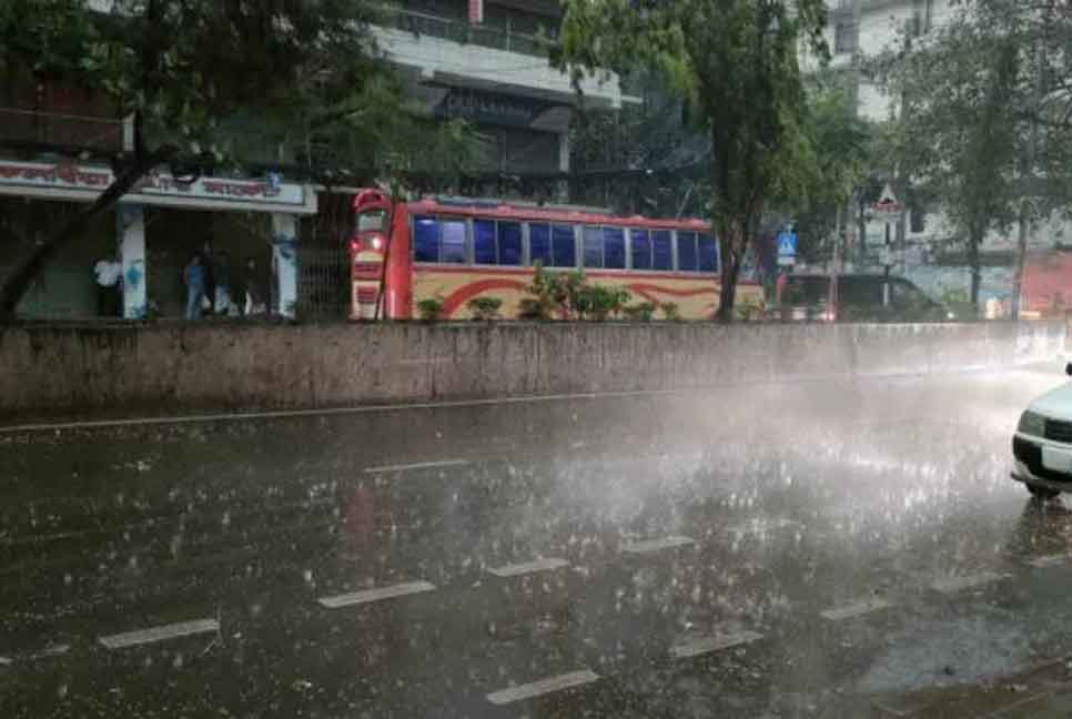 সকালেই আঁধারে ছেয়েছে রাজধানী, বজ্রসহ বৃষ্টি