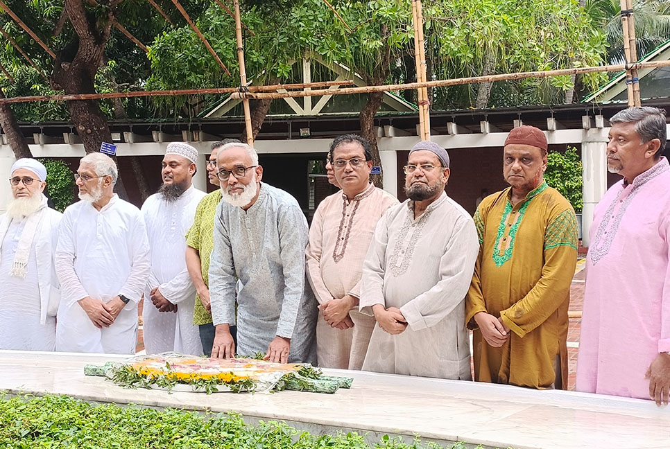 বঙ্গবন্ধুর সমাধিতে আইএসইউ উপাচার্যের শ্রদ্ধা 