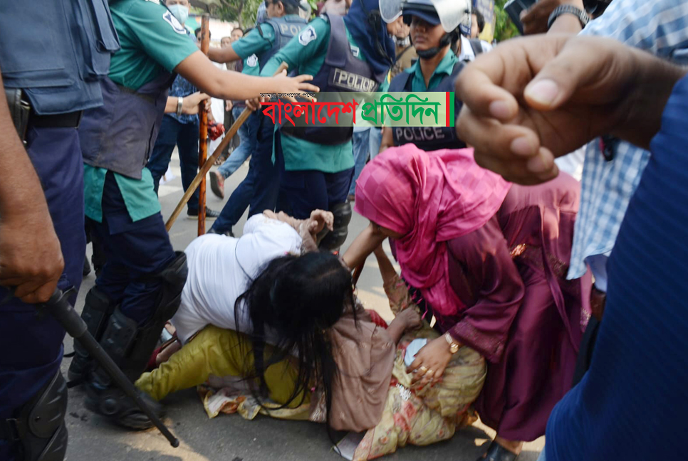 শাহবাগে পুলিশের ধাওয়ায় ছত্রভঙ্গ ৩৫ প্রত্যাশীরা, আটক ১৫