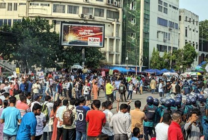 পুলিশি বাধা উপেক্ষা করে শাহবাগ অবরোধ ৩৫ প্রত্যাশীদের

