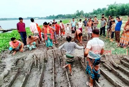 বাওড়ের মাটির নিচে পাওয়া গেল দুইশ’ বছরের পুরনো নৌকা