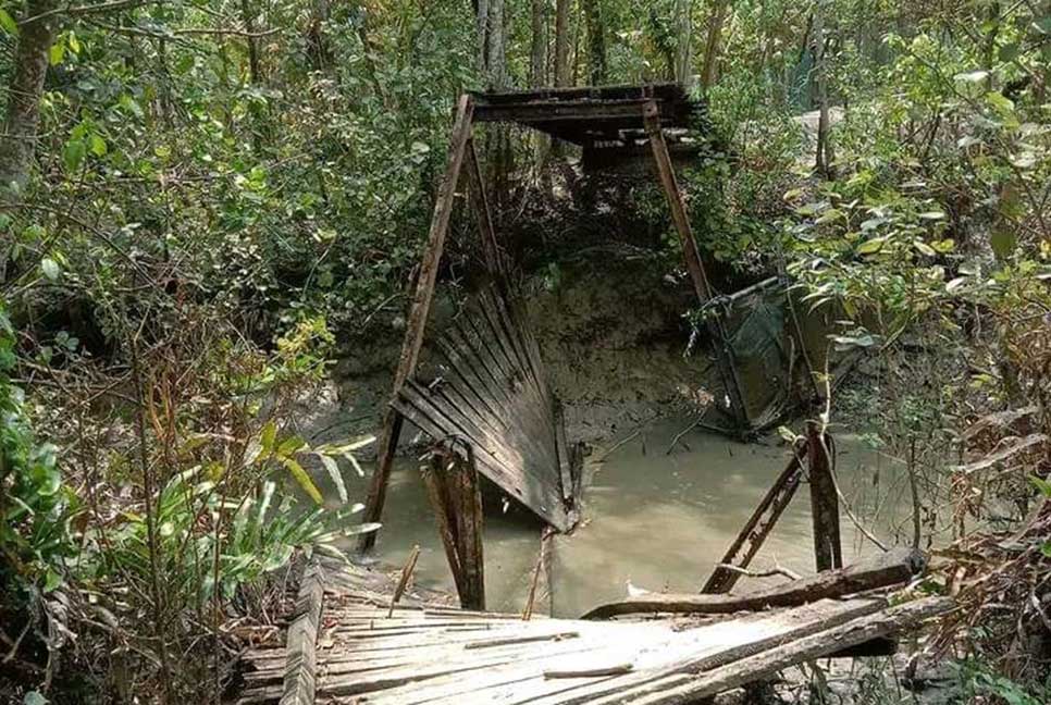 পুল ভেঙে খালে পড়ে ৫ নারী শ্রমিক আহত
