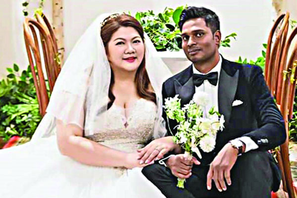 বিদেশি বউ নিয়ে হেলিকপ্টারে বাড়ি ফিরলেন রেজাউল
