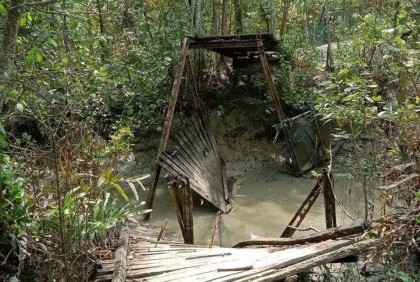 পুল ভেঙে খালে পড়ে ৫ নারী শ্রমিক আহত