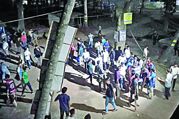 মধ্যরাতে উত্তপ্ত রাবি